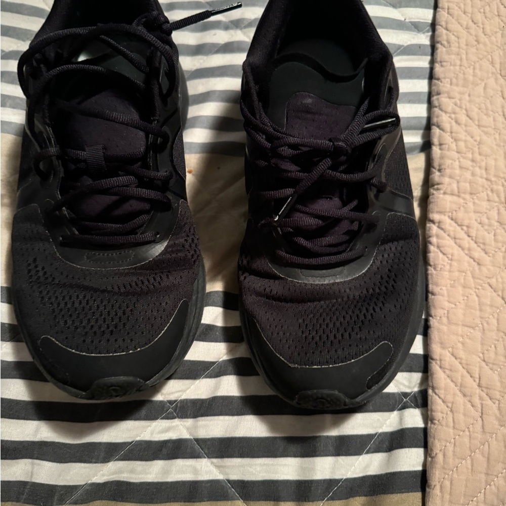 Women’s bliss feel 9.5 shoes.